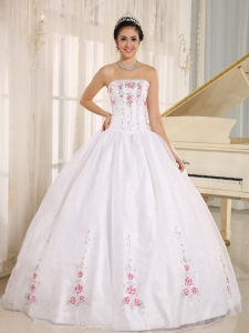 2013 White Embroidery Quinceanera Dress For Custom Made