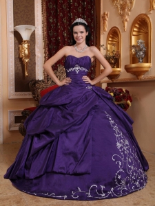 Elegant Purple Quinceanera Dress Sweetheart Taffeta Embroidery Ball Gown